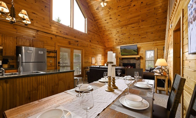Sevierville Cabina | Perfect Cabin with Hot Tub, Grill, EV Charger