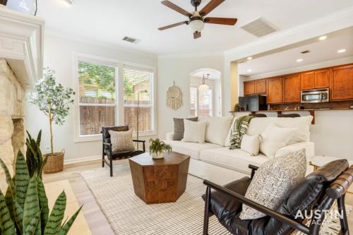 Clarksville Casa | Perfect Central Location w Free Prkg and Cozy Beds