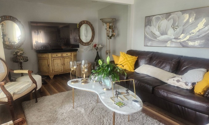 Downey Cama Y Desayuno | Perfect charming home with ac