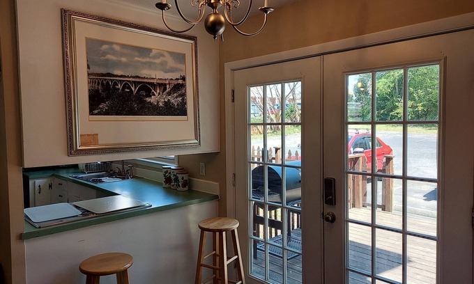 St. Andrews Casa | Perfect commute..lots of room and free parking!