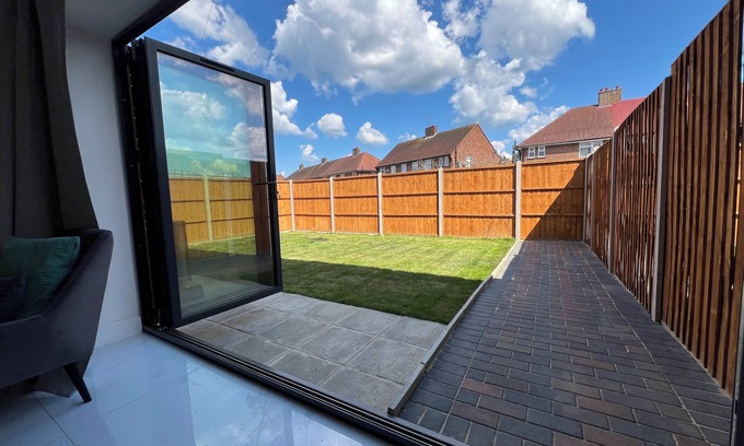 Enfield Lock Casa | Perfect Contractor house/3 free parking space/EV charging/Secure/Quiet/Modern