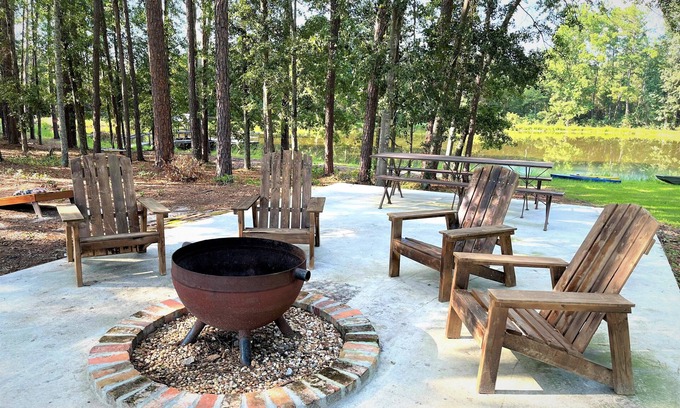 Claxton Cabina | Perfect Couple's or Solo Getaway: 1840s Log Cabin