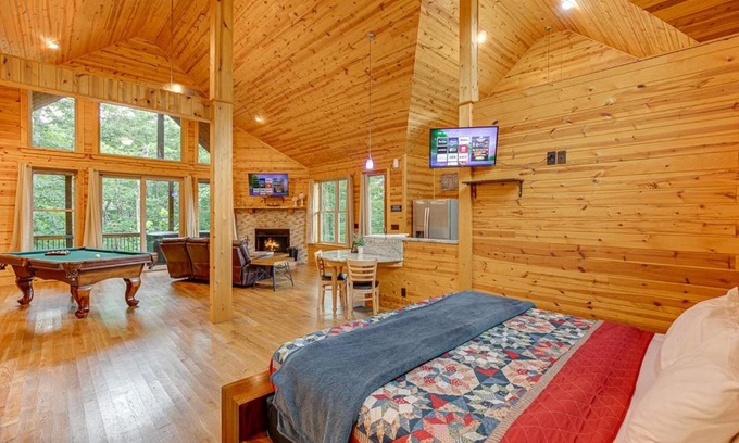 Cleveland Casa | Perfect Couples Cabin w 2 Person Spa Bath