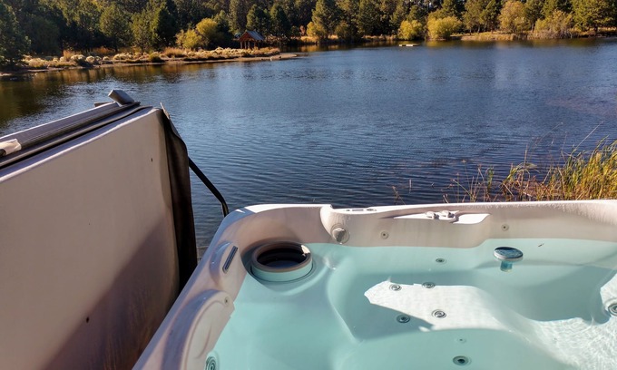 Deschutes River Woods Cabaña | Cabaña en un estanque privado con bañera de hidromasaje Parejas perfectas escapar.