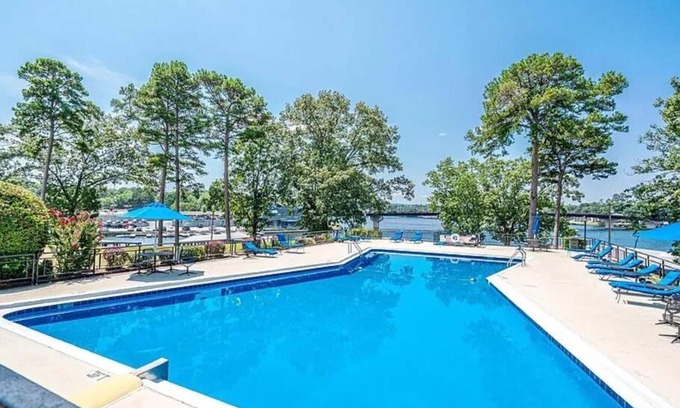 Mid America Apartamento | Perfect Couples Retreat - close to all amenities