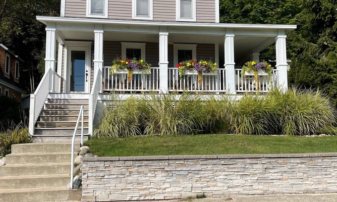 Harbor Springs Casa | Perfect Downtown Harbor Springs Retreat – Walk Everywhere!