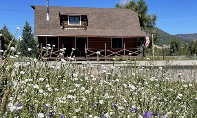 South Fork Cabina | Perfect Family Cabin! 3 Master Suites, Sleeps 10, next to the park!