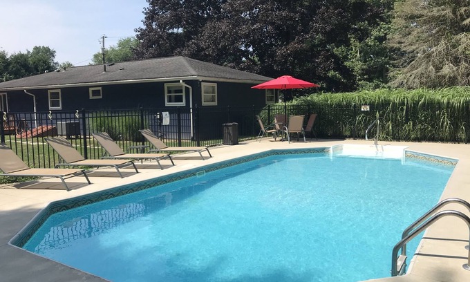 Three Oaks Casa | Harbor Country Retreat con piscina privada. Escapada familiar perfecta!