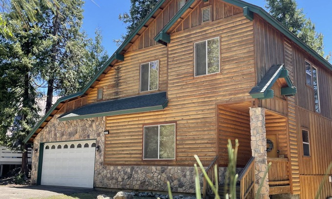 Shaver Lake Cabina | Perfect Family Getaway for 10 with game room just minutes away to Shaver Lake