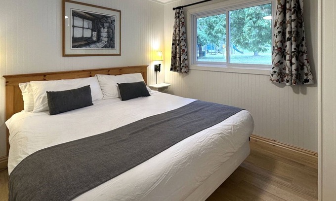 Otonabee-South Monaghan Cabaña | Perfect Family Getaway: Lakeside Cottages with Pool Access & Outdoor Adventures