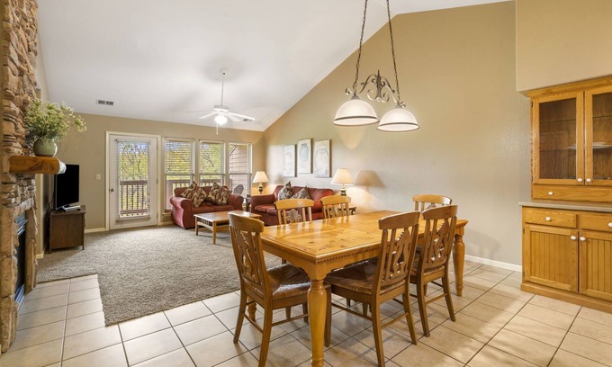 Branson West Apartamento | Perfect for a Couples' Getaway! Full Condo + Connecting Suite with Kitchenette