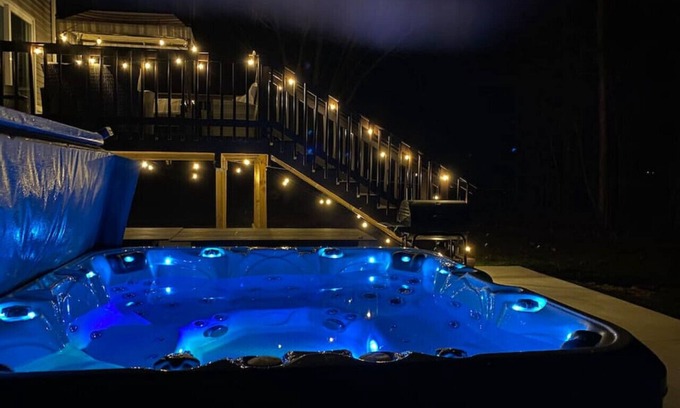 South Haven Casa | Perfect for Family Vacation Hot Tub Private Back Yard Fire Pit 7BR Game Room