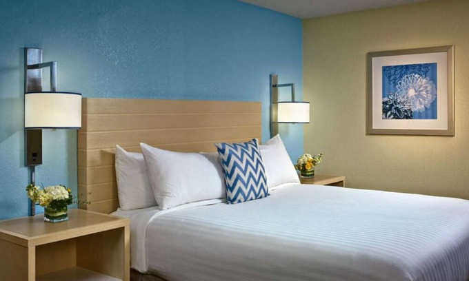 Houston Casa | Perfect for Groups! 3 Spacious Units, Pool, Free Breakfast and Parking!