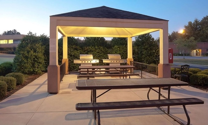 Libertyville Casa | Perfect for Groups! 4 Cozy Hotel Suites with Kitchens! Pet-Friendly and Private Parking!