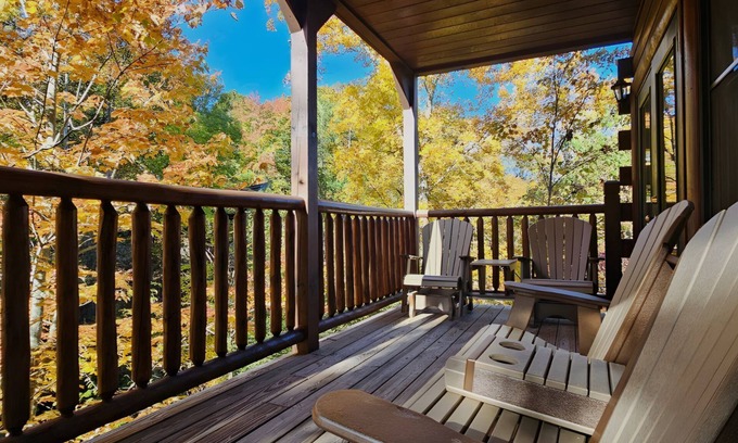 Hemlock Hills Cabina | Perfect for Large Families 5BR Gatlinburg Cabin w/ Game Room, Theater & HotTub