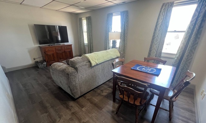Altoona Apartamento | Perfect for PSU Games and Family Visits!!!