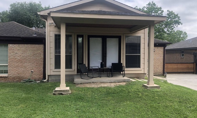 Westbury Casa | Perfect for roommates and dogs