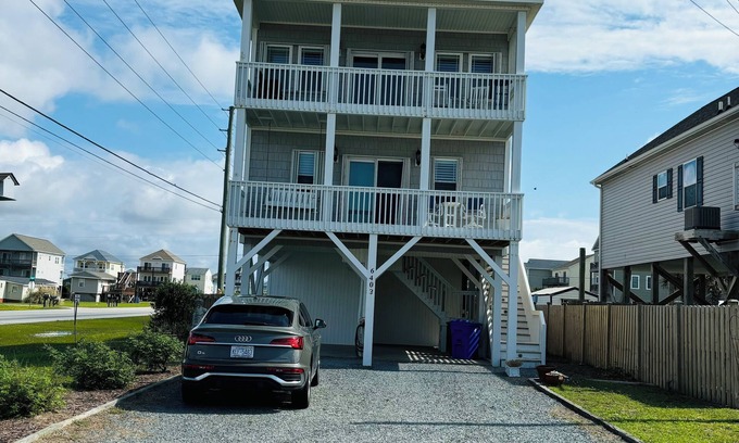 McCutcheon Field Casa | Sun-Sun rental /Ocean View 1 min walk to beach/ 3 dogs allowed/ linen included