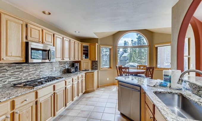 Three Peaks Casa | Perfect For Your Family Vacay With Yard, Hot Tub & Pet Friendly! 5 Bedroom Home by RedAwning