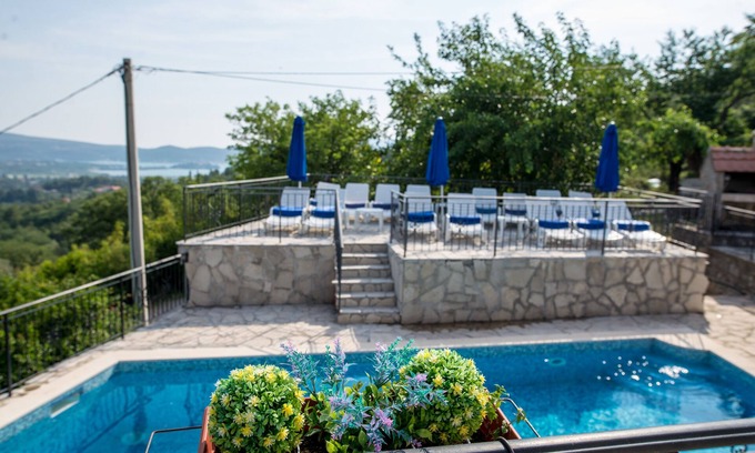 Mrcevac Apartamento | Perfecto para 12 personas, 2 km al mar, terrazas, vistas al mar, piscina, 3 unidades separadas