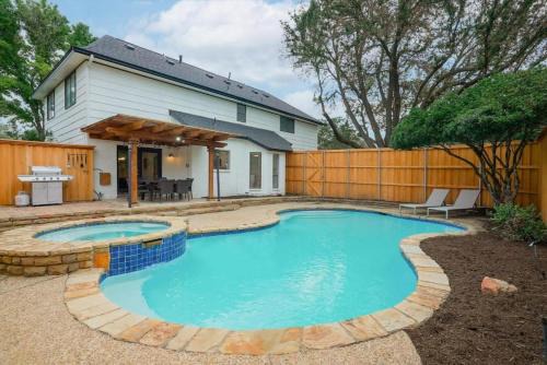 Plano Casa | Perfect Getaway Home w 5 Bedrooms & Backyard Oasis