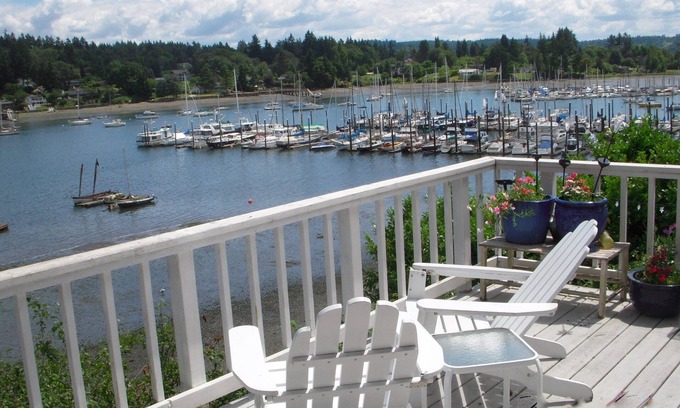 Burley Casa | Yacht Club Waterfront Beachhouse