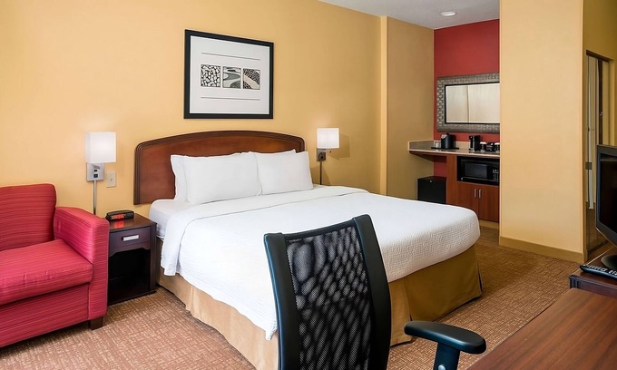 West Dundee Complejo | Perfect Hideaway! Indoor Pool w/ FREE Parking, Visit Elgin History Museum!