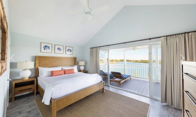 Marathon Hotel | Perfect Island Escape with Full kitchen Setup and Direct Access to the Pool!