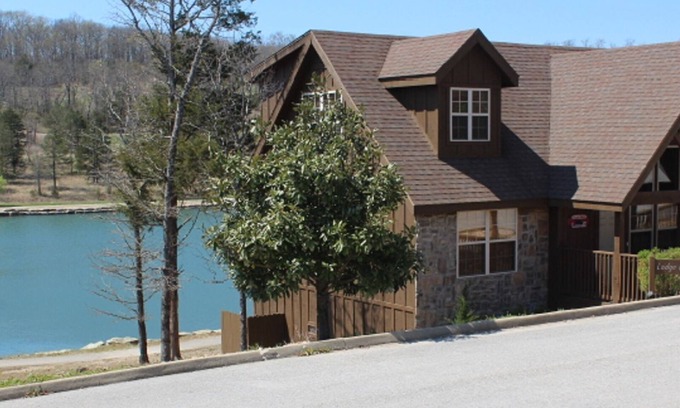 Reeds Spring Cabina | ¡Perfecta cabaña frente al lago en Branson con hermosas vistas a la montaña Ozark!