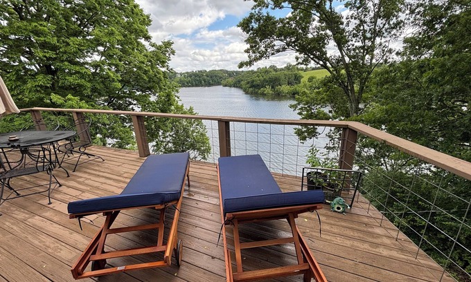 Danville Casa | Perfect Lakeside Retreat for Families and Friends, 8beds, Lake & Dock Access