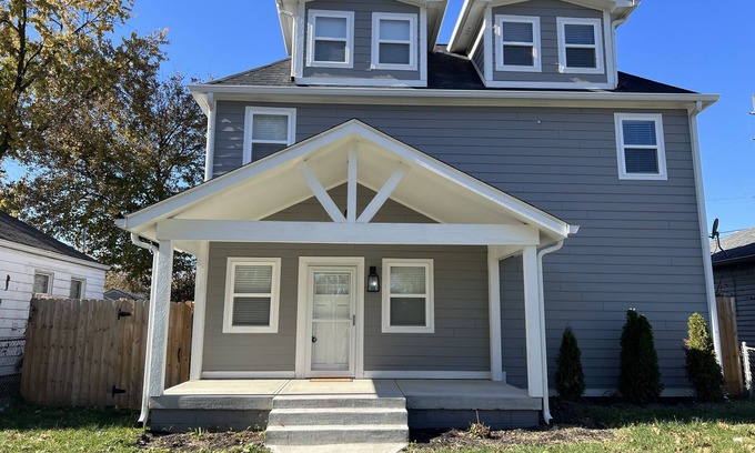 Indianapolis Casa | PERFECT - LARGE CUSTOM HOME - Completely Renovated, Beautiful Fenced in Yard!!!!