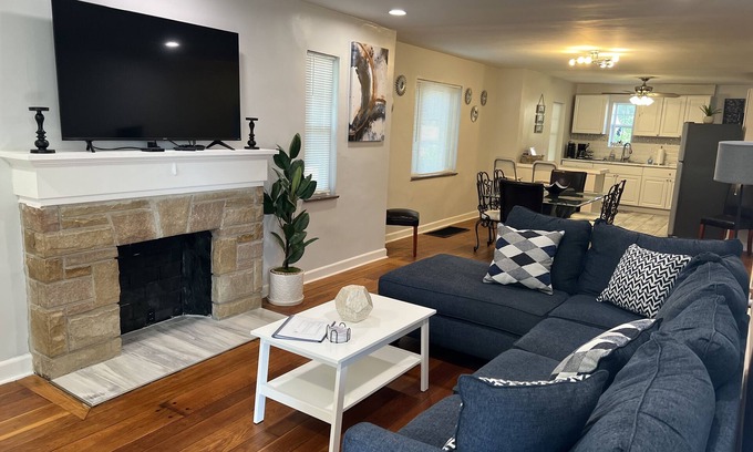 Silverton Casa | Perfect location 2 minutes to Kenwood Mall, 10 minutes to Downtown