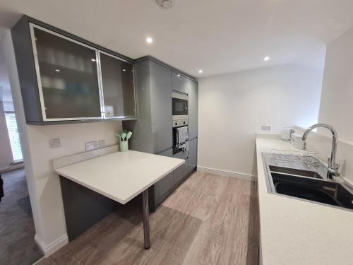 Merthyr Tydfil Apartamento | Perfect Location 3 Bed Serviced apartment with Bike Storage for BPW. Close to Brecon Beacons