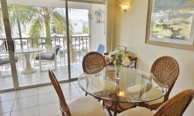 Englewood Villa | Segundo piso Un dormitorio con ascensor, vista al puerto deportivo y acceso a la piscina A1221MB