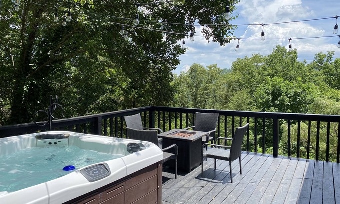 Murphy Cabina | Perfect Location, Close to town, Pet Friendly Cabin with a View, NEW HOT TUB