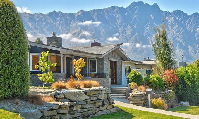 Frankton Casa | Perfect Location. Cute as holiday home in the heart of old Frankton.
