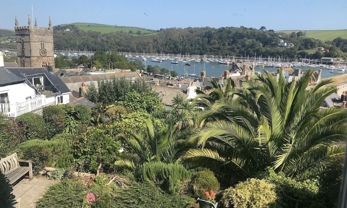 Dartmouth Casa | Perfect Location, Electric Car Friendly and Superb Views from Above Town