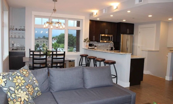 Grand Haven Condominio | Perfect location! Right downtown! Walking distance to everything.