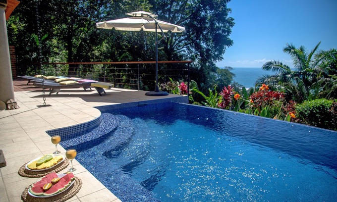 Dominical Villa | Ubicación perfecta, a pie de playa, piscina infinita, decoración de lujo, WiFi rápido!
