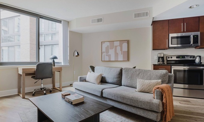 Mount Vernon Triangle Apartamento | Perfect Mt Vernon 1BR w/ Gym, Pool & Security, near Metro, by Blueground