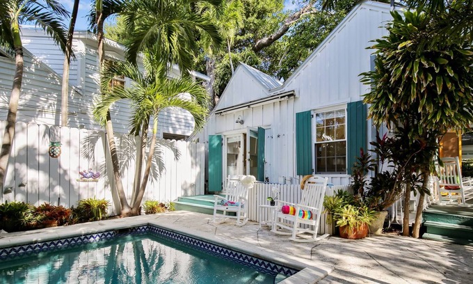 Key West Historic District Cabaña | Perfect Pineapple by Avantstay Pet Friendly w/ Pool! Month Long Stays Only