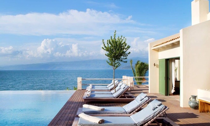 Amfilochia Villa | Villa Amalia. Duerme 18. Gran finca frente al mar con piscina y plataforma de yoga
