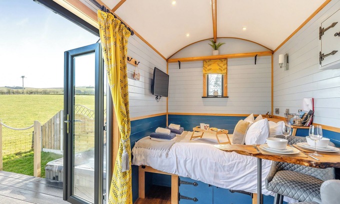 St Harmon Cabaña | Perfect romantic break away in mid wales with private hot tub.