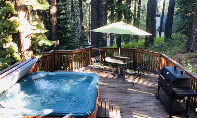 South Lake Tahoe Casa | Perfect ski retreat: Cozy mountain home a block from the ski lifts!