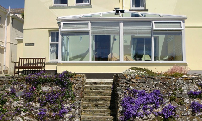 Mevagissey Casa | Perfecta casa orientada al sur con vistas al puerto de Mevagissey y al otro lado de la bahía.
