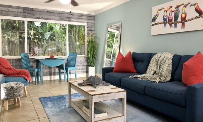 Downtown Dunedin Condominio | Perfecto atardecer condominio costero. Camina hasta Waterfront y Downtown Main Street.