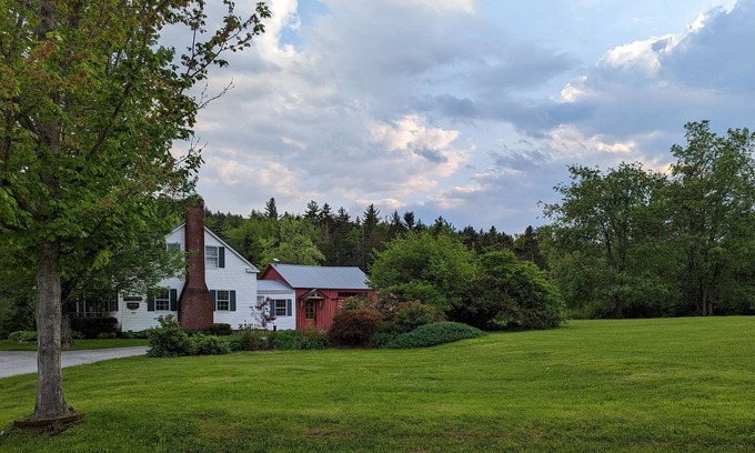 Stratton Otro | Perfect VT getaway - great for two families! Starlink Internet, Large Yard