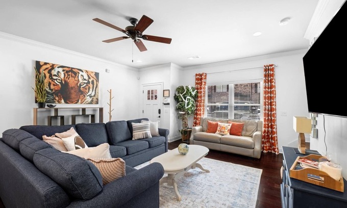 Auburn Condominio | Perfect Walkable 2/2.5 Game Day Condo in Auburn with Tailgate parking spot!