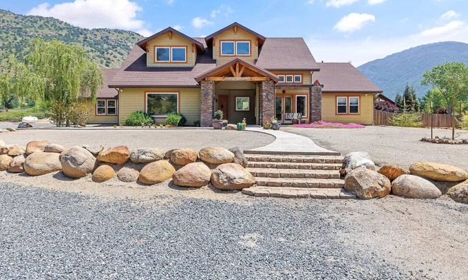 Springville Otro | Perfect Wedding Party House, Just a Block from the Springville RANCH!