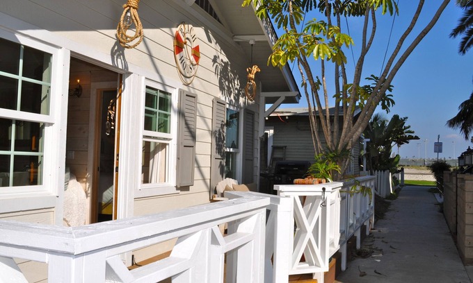 Mission Beach Cabaña | Perfección! Hermosa casa totalmente remodelada w / AC, ver y pasos de la arena!